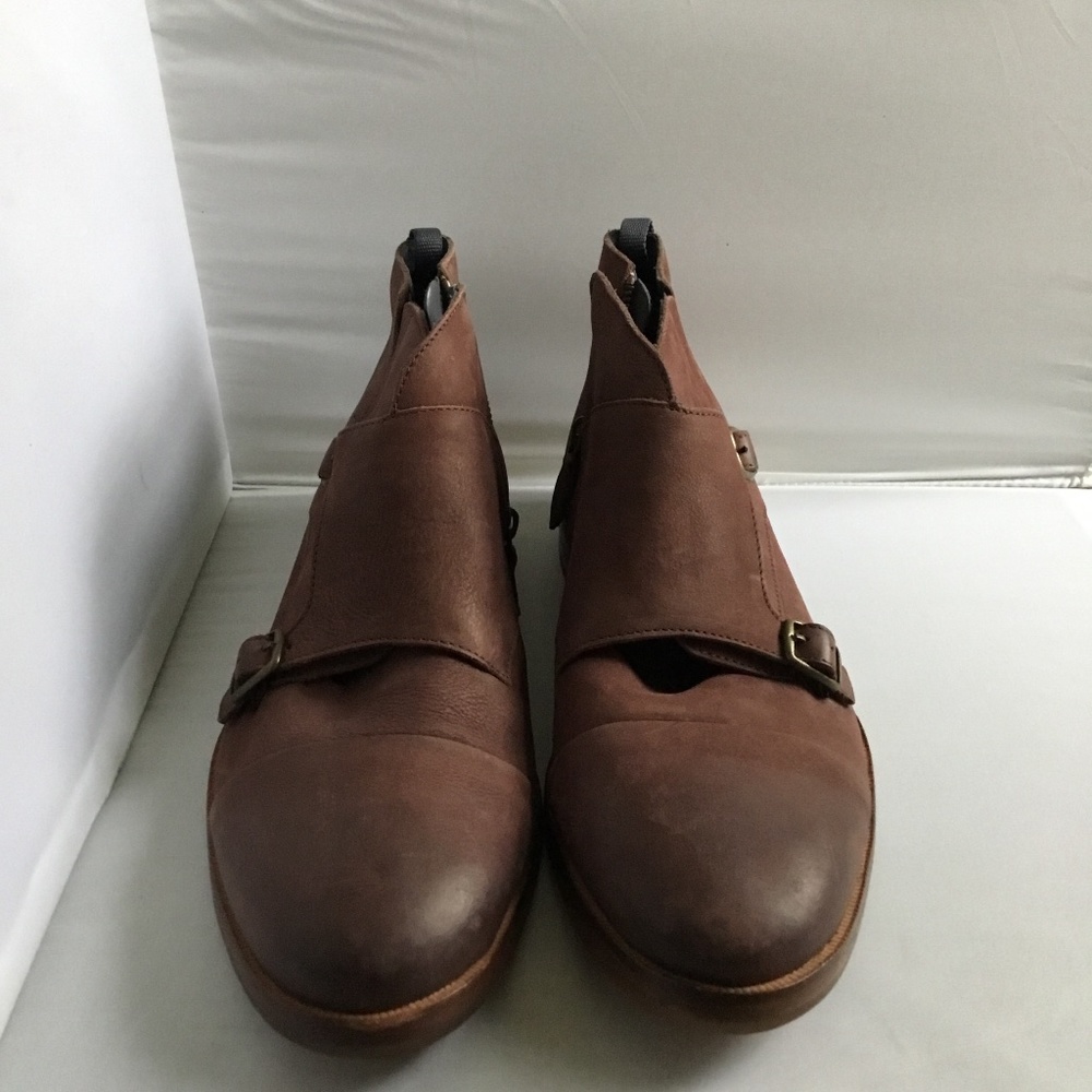 DRESS-UP SHOES FOR MEN.